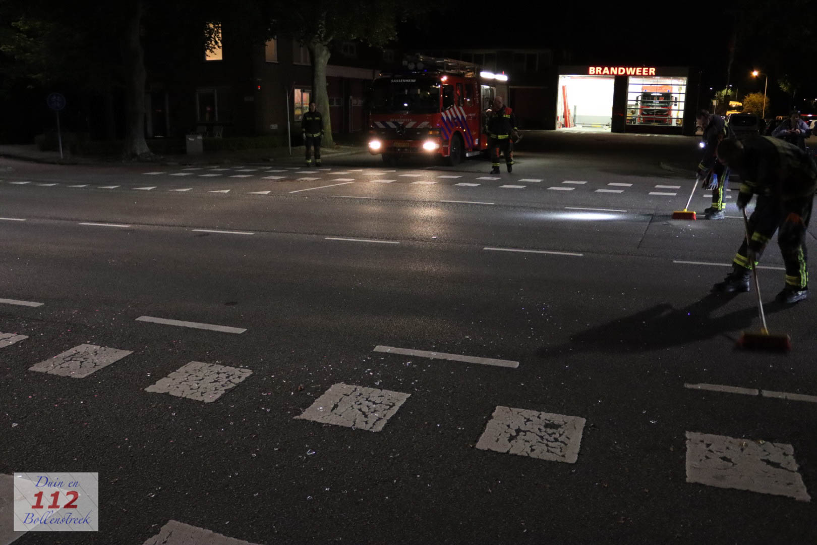 Flessen kapot gegooid op Parklaan Sassenheim, brandweer in actie