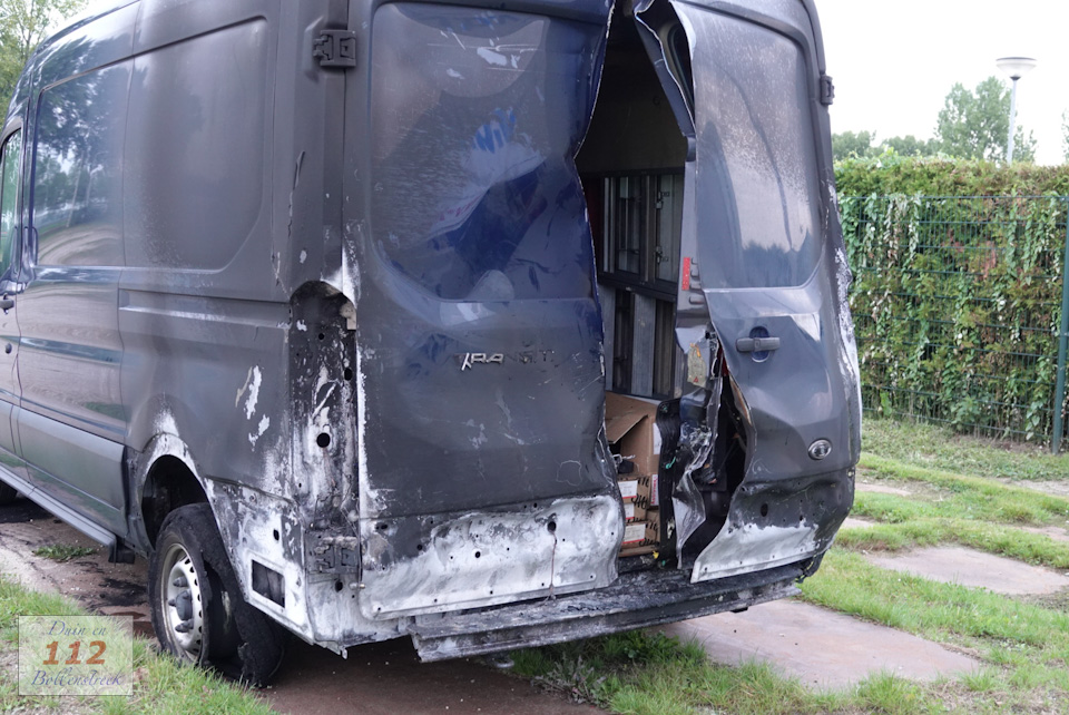 Brandweer rukt uit voor brandende werkbus in Noordwijk