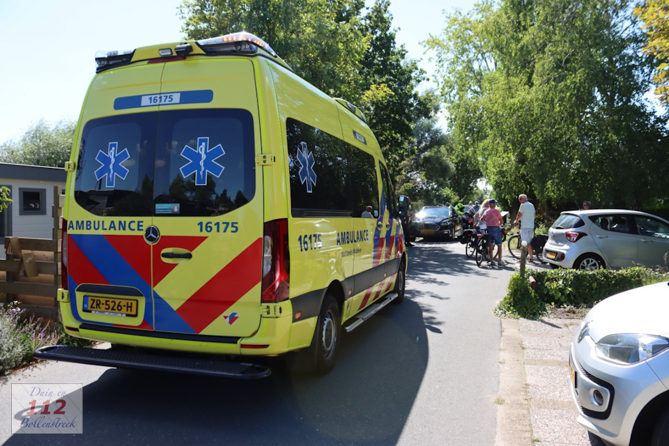 Brommerrijder botst tegen auto in Lisse
