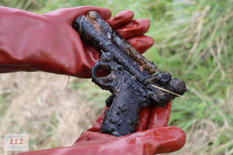 Jonge magneetvisser vist luchtdrukpistool uit water in Rijnsburg