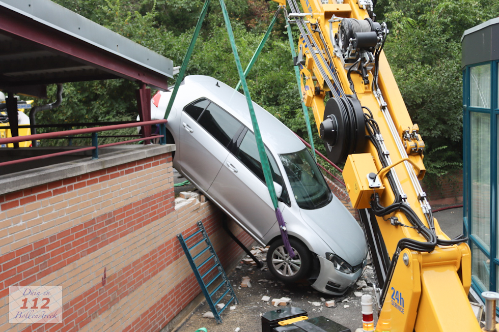 Bestuurster schiet met auto van parkeerdek in Katwijk en ramt gevel