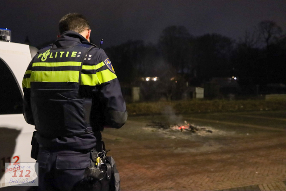 Jongeren steken kerstbomen in brand in Warmond
