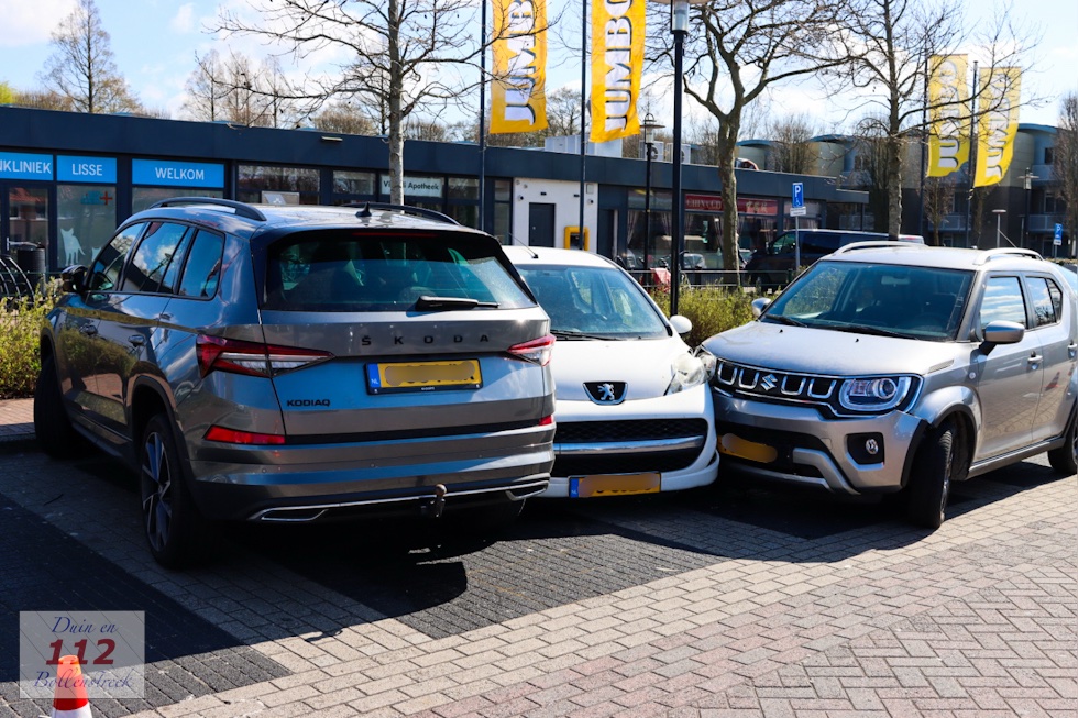 Automobiliste botst met voertuig op drie wagens voor winkelcentrum in Lisse