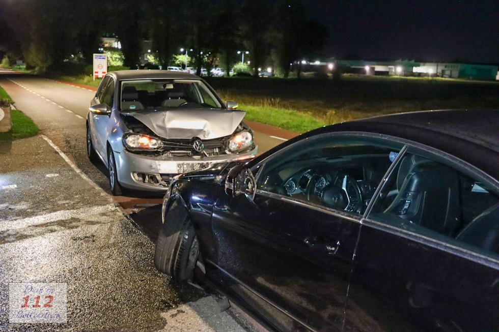 Automobilist botst met auto op twee auto’s op de Pastoorslaan in Hillegom