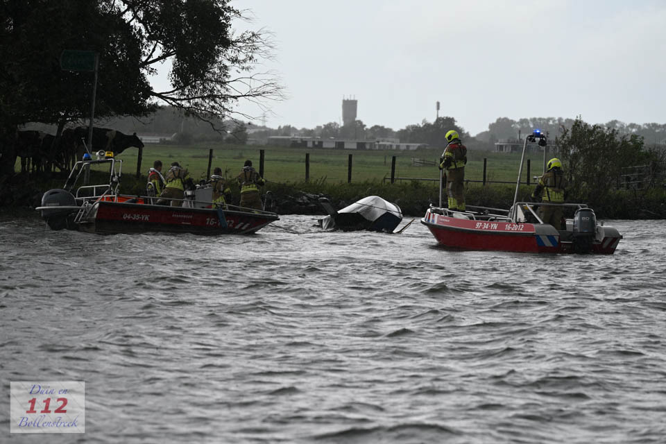 Zeilboot slaat om in Warmond, vijf personen te water
