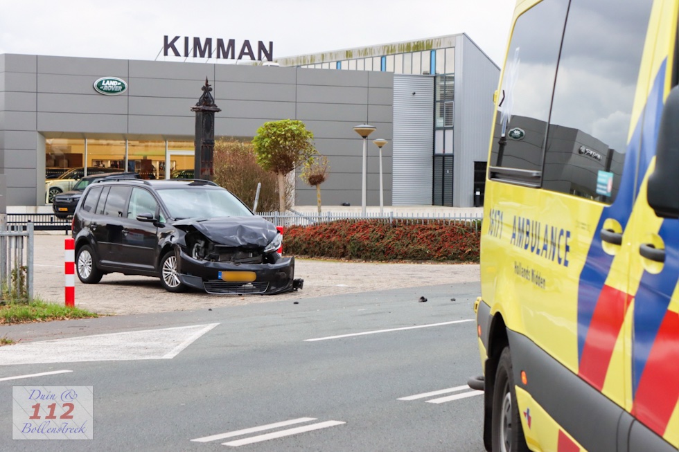 Twee auto’s flink beschadigd bij aanrijding in Hillegom, één bestuurder naar het ziekenhuis.