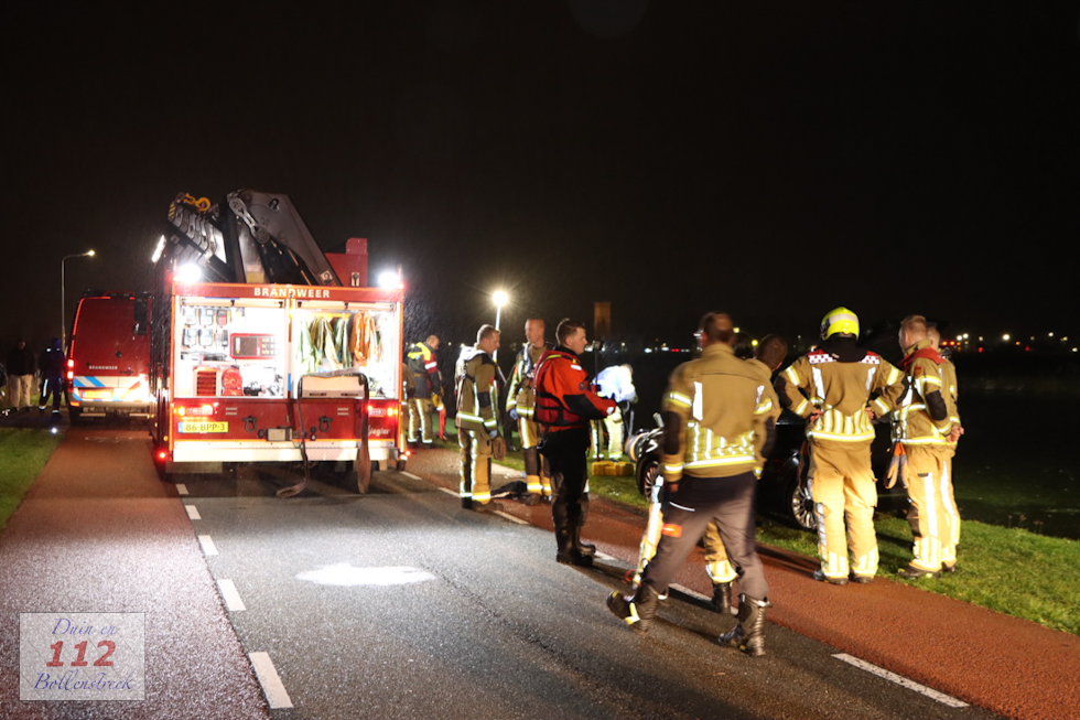 Brandweer haalt bestuurder uit te water geraakte auto in Lisserbroek