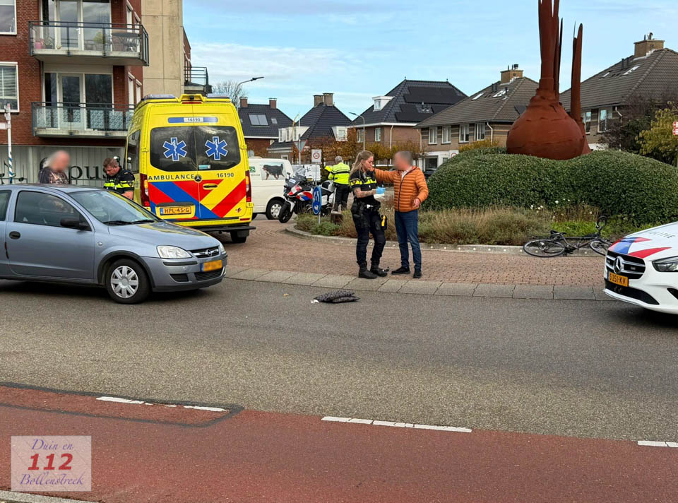 Auto botst met fietser op rotonde Voorhout, gewonde naar het ziekenhuis