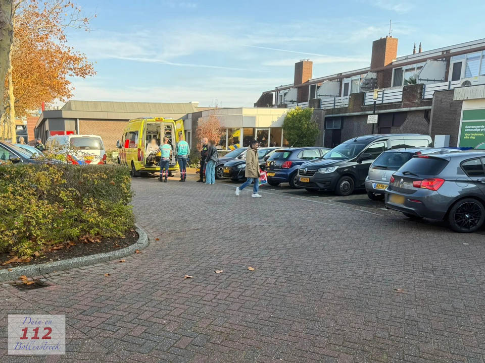 Voetganger naar ziekenhuis na aanrijding met auto in Lisse