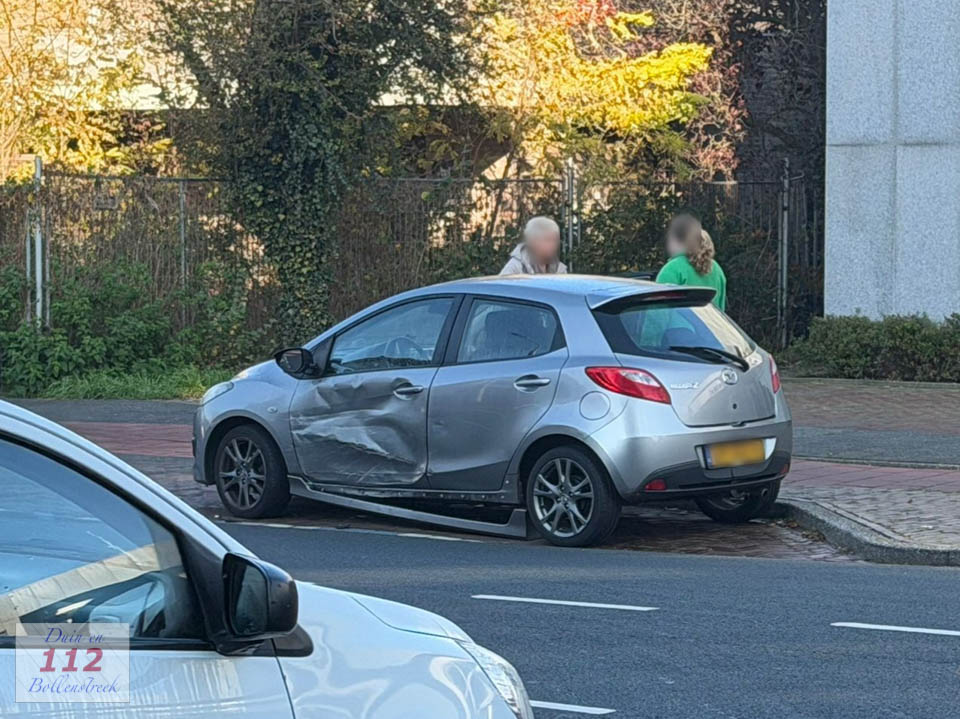Drie auto’s in botsing op Nassaustraat in Lisse