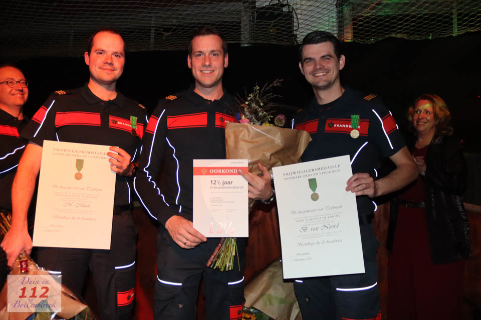 Burgemeester Breuer reikt speldjes uit op korpsavond van brandweer Sassenheim