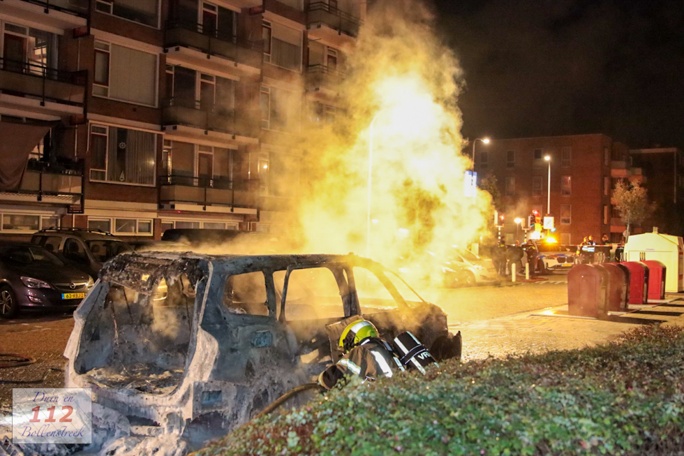 Veel rook en hoge vlammen bij autobrand in Katwijk