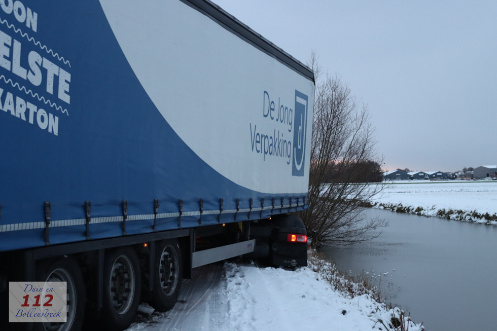 Vrachtwagen met oplegger hangt naast water en blokkeert ruim vijf uur Prinsenweg in Voorhout