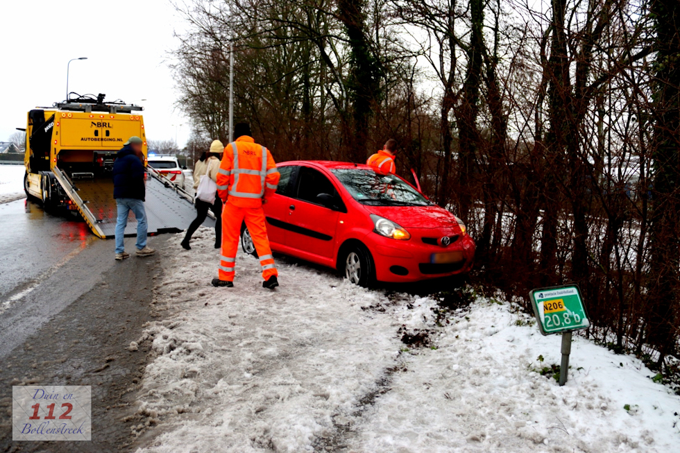 Auto belandt op zijn kant op oprit N206 Katwijk
