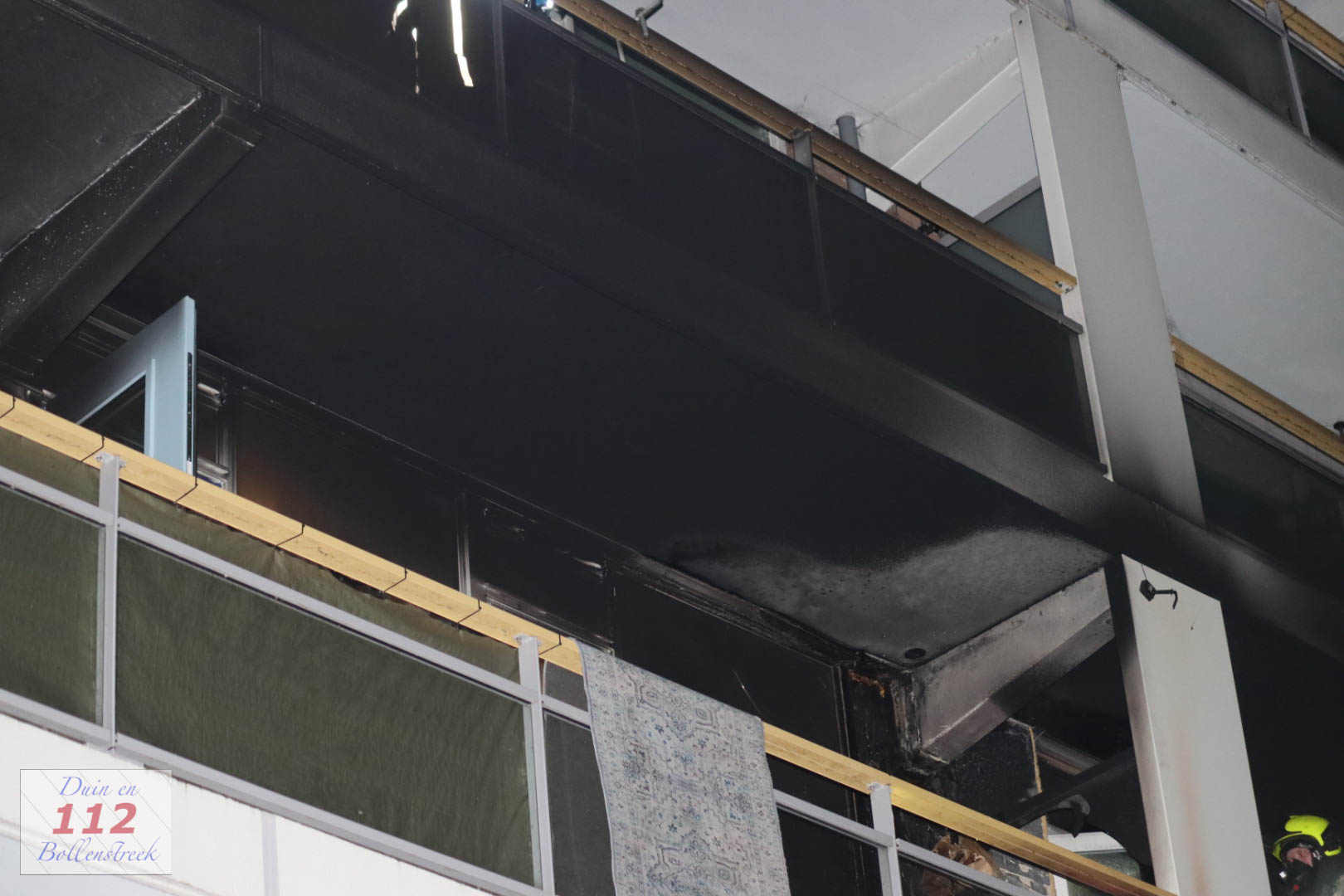 Veel schade aan zeker vier appartementen na felle brand op balkon van flatwoning in Lisse