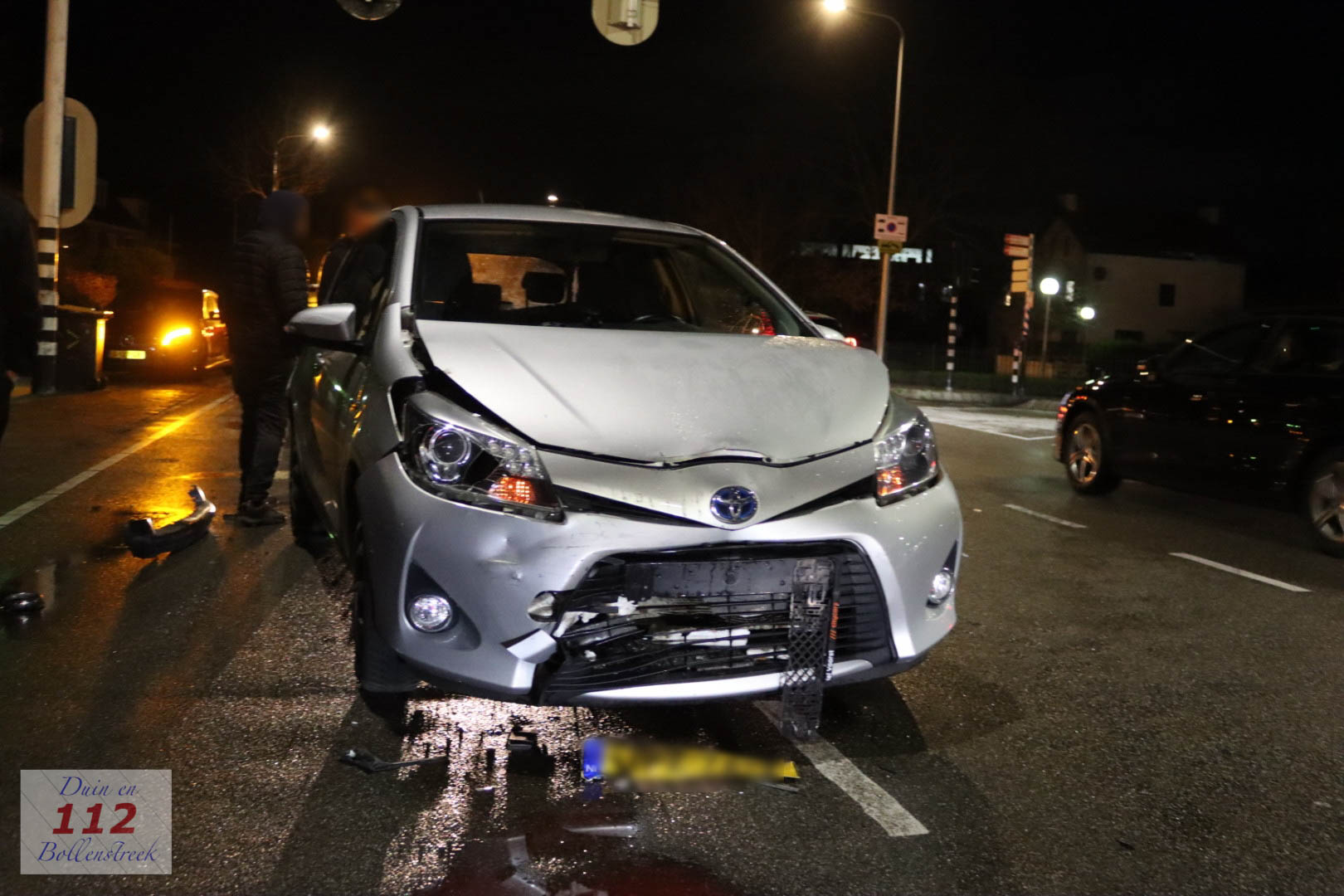 Kettingbotsing met veel schade na remmen voor door rood rijdende fietser in Sassenheim, fietser rijd