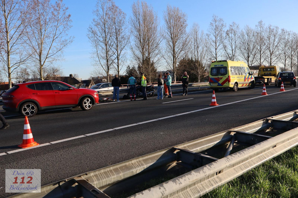 Lange files op A44 na ongeval tussen auto en motor bij Sassenheim, verkeer over vluchtstrook