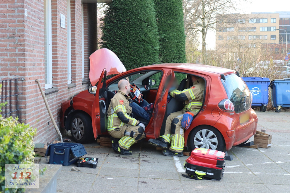 Automobilist klapt met auto op muur apotheek in Hillegom