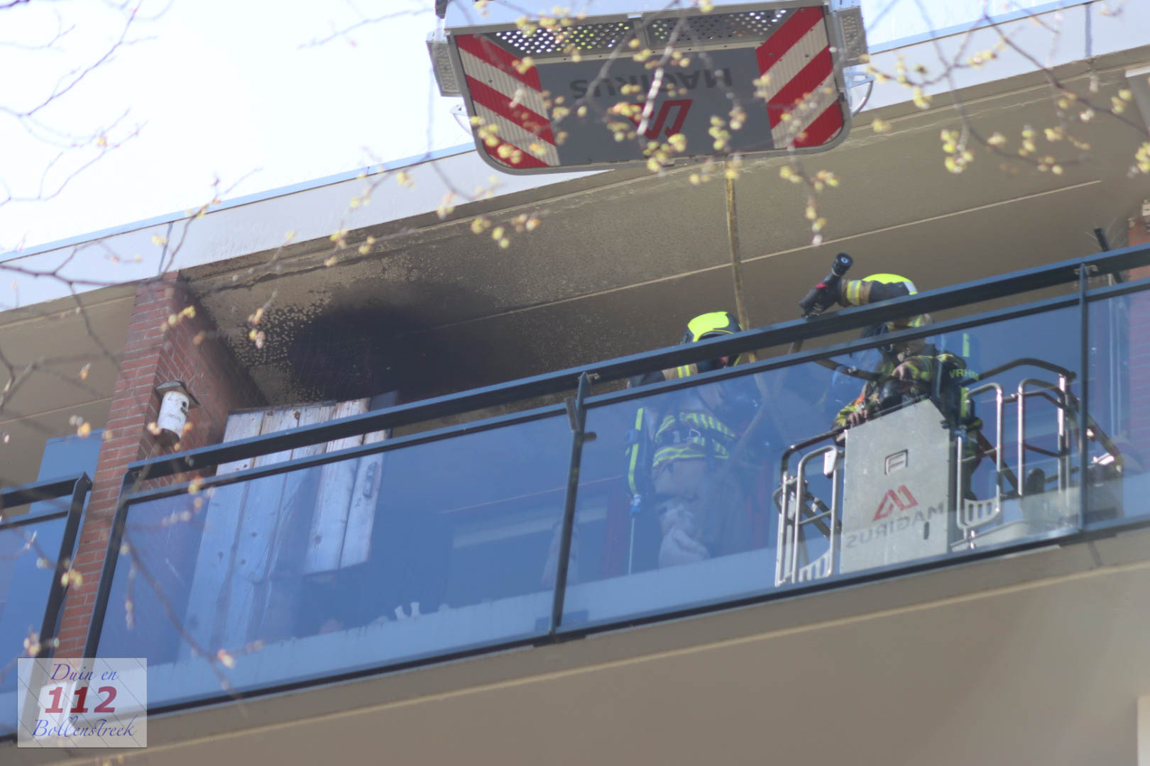 Twee bewoners nagekeken na felle brand op balkon in Katwijk, schade aan balkon en woning