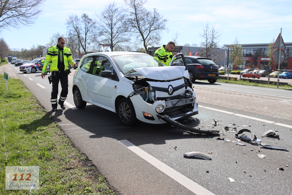 Auto total loss en veel vertraging bij ongeval op Van Pallandtlaan N208 in Sassenheim