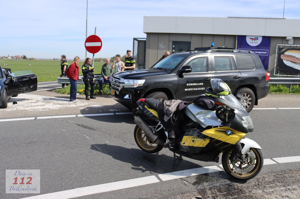 Motorrijder botst in zijkant auto op afslag A44 in file bij ander ongeval in Sassenheim