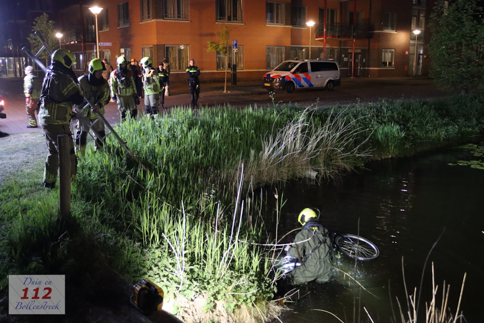 Nachtelijke zoekactie in water naar mogelijke drenkeling na aantreffen fiets met werkend fietslampje
