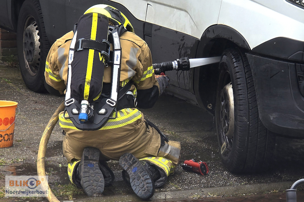 Brandweer blust beginnende brand bestelbus op Brittenhuis Noordwijkerhout