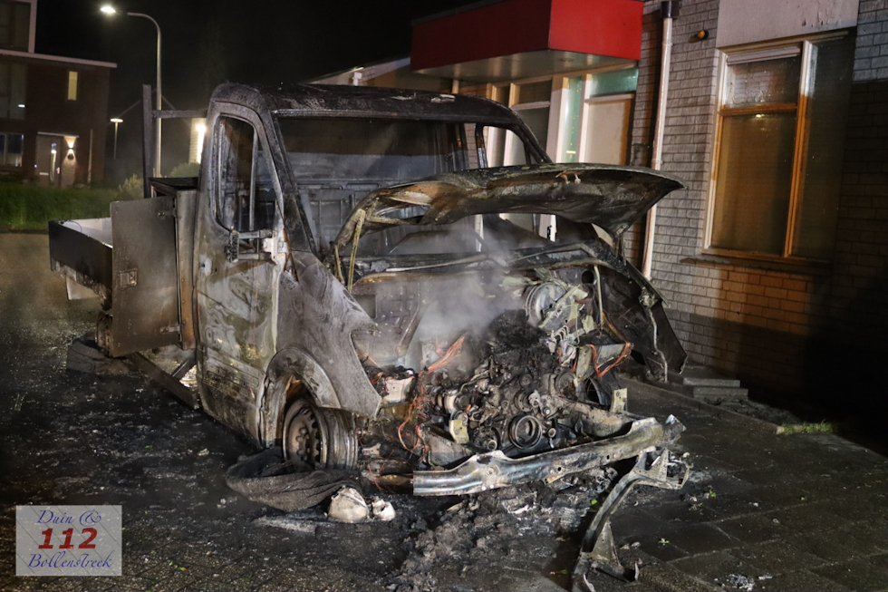 Tandarts blust twee keer bij flinke brand in kleine vrachtauto in Hillegom