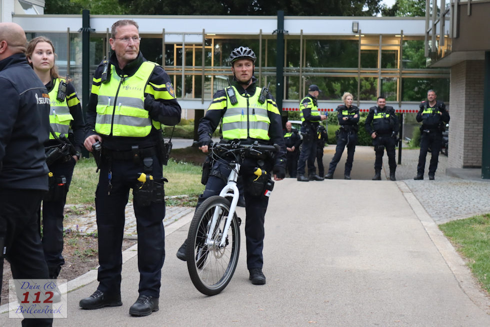 Parate Peloton paraat bij demonstratie tegen AZC in Hillegom