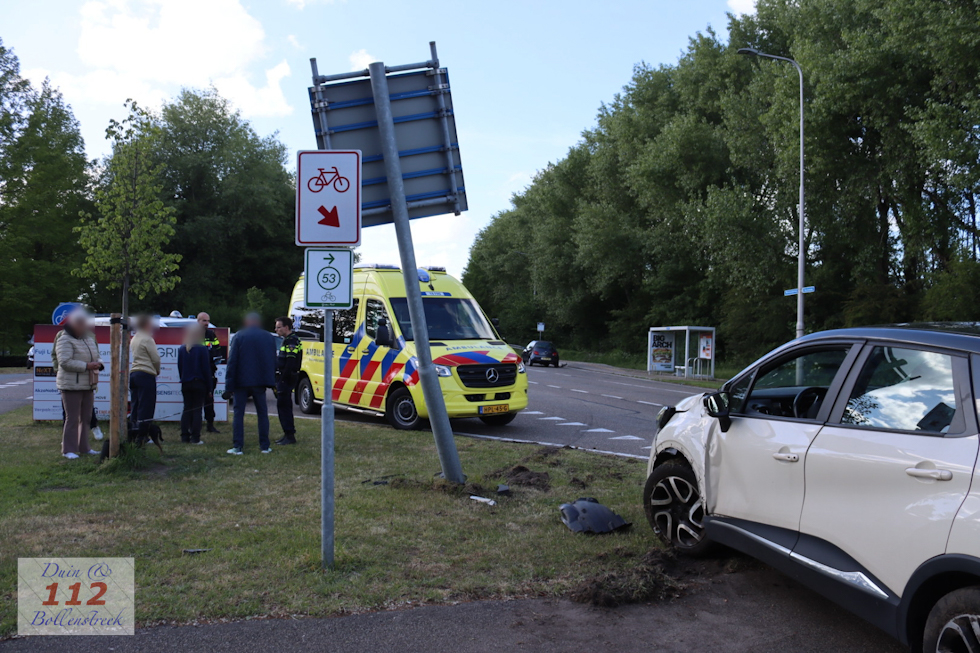 Auto klapt op paal na ongeval met andere auto in Warmond, hondje vliegt door auto