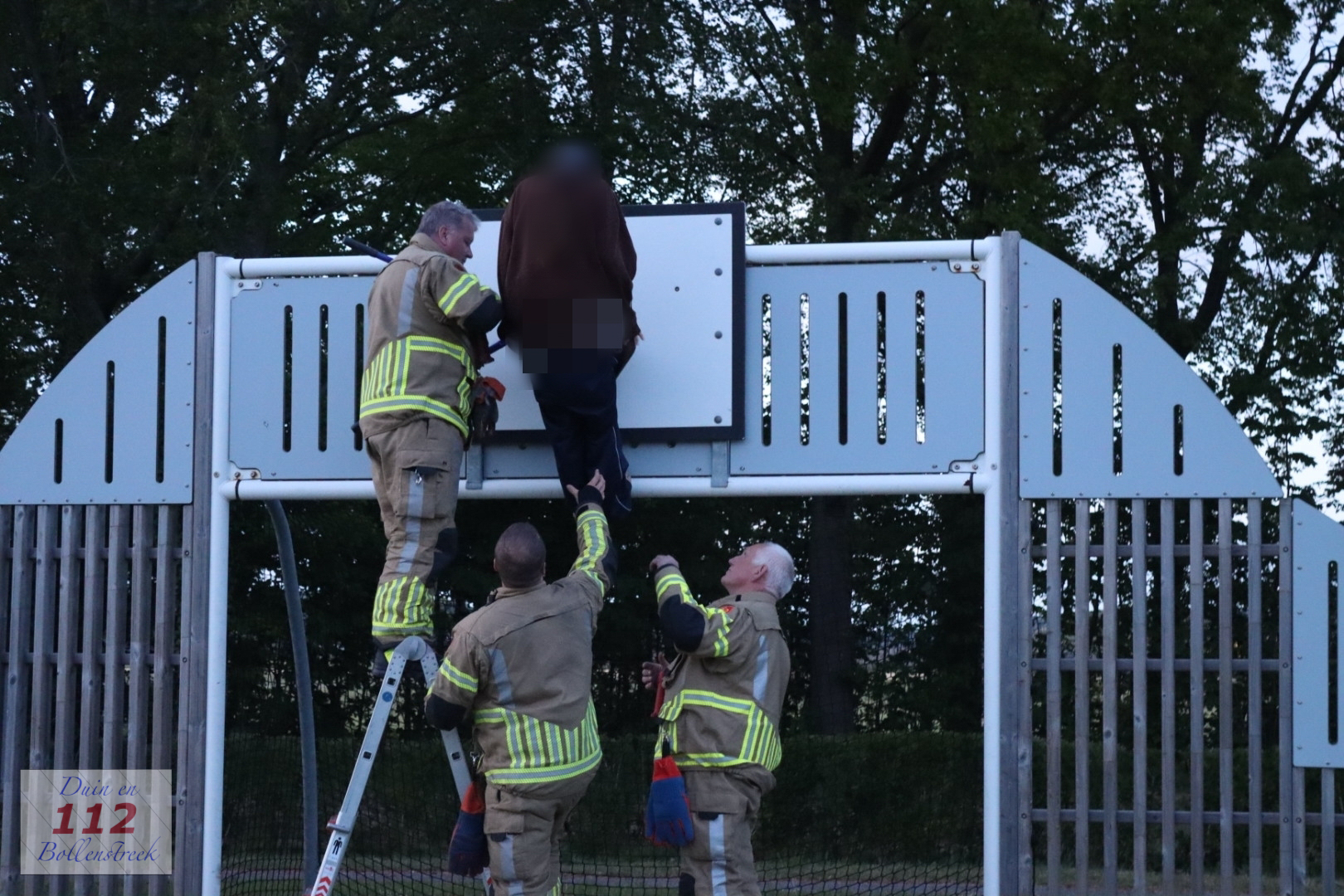 Brandweer bevrijdt meisje uit basketbalkorf in Noordwijk