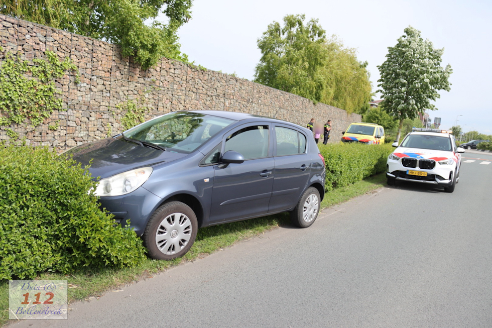 Automobiliste raakt van de weg en komt in bosjes tot stilstand in Noordwijkerhout