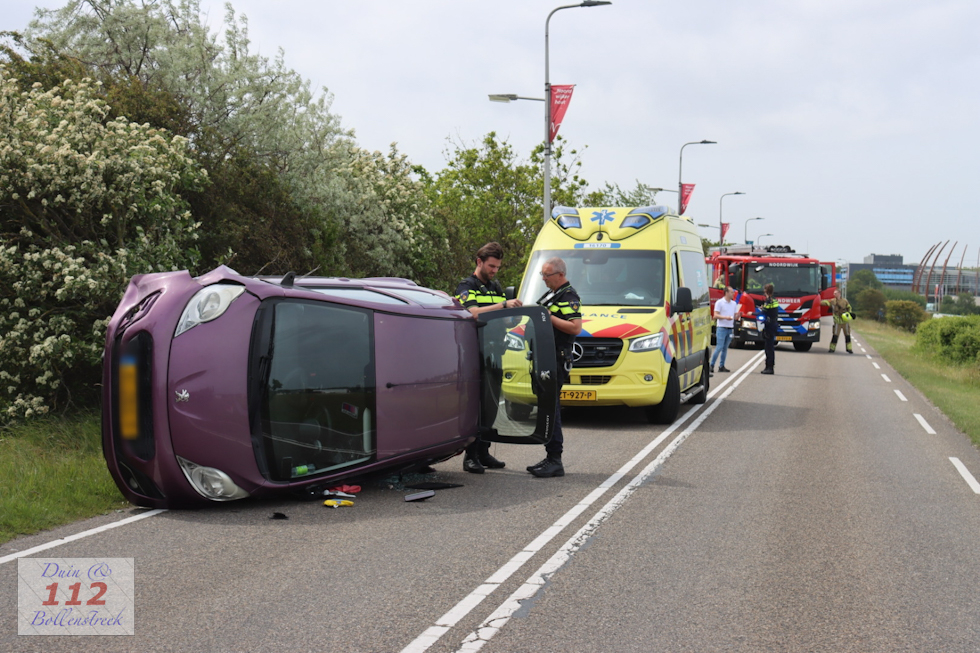 Auto op zijkant in Noordwijkerhout, Gooweg afgesloten [Update: politie]