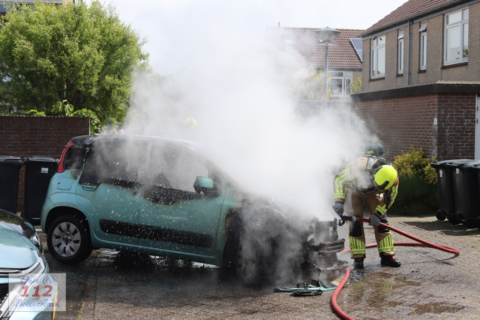 Uitslaande autobrand met veel rookontwikkeling in Noordwijk