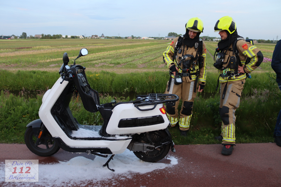 Omstander handelt snel en blust brandende elektrische scooter in Voorhout