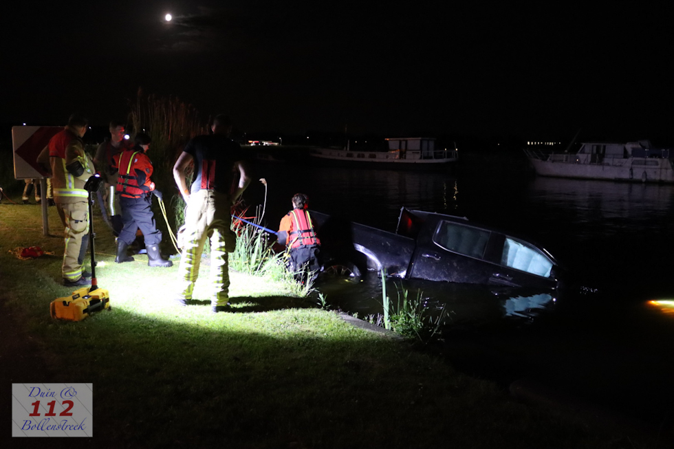 Dronken bestuurder botst tegen auto en paal en belandt met voertuig in Ringvaart bij Buitenkaag