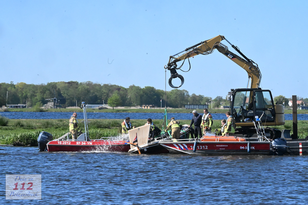 Bootje met personen erop zinkt op de Zijl tussen Warmond en Leiden