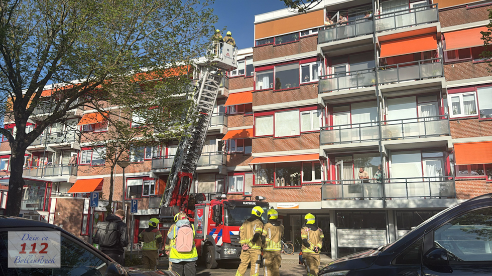 Brandweer haalt losgewaaid zonnescherm van flat in Katwijk