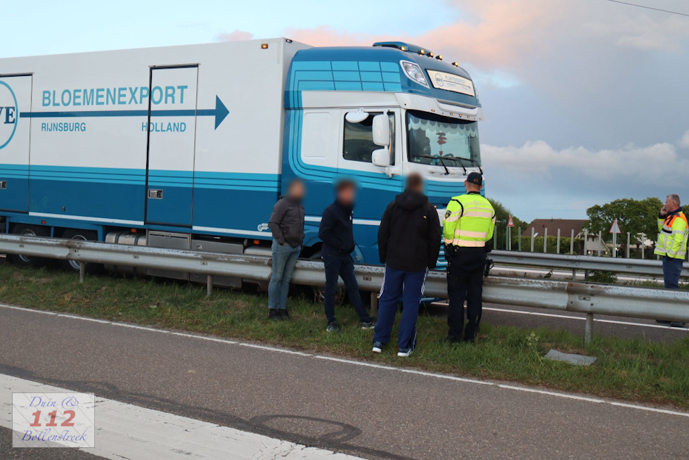 Deel A44 afgesloten nadat vrachtwagen met trailer klapband krijgt bij Sassenheim