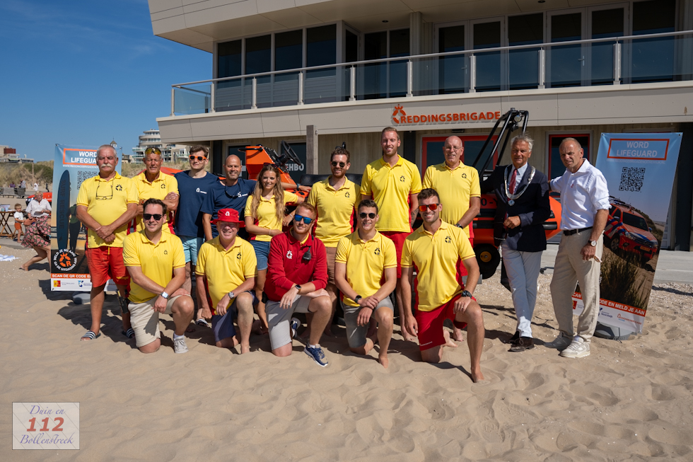 Reddingsbrigade Noordwijk ontvangt sleutels nieuwe boot uit handen van burgemeester Schneiders.