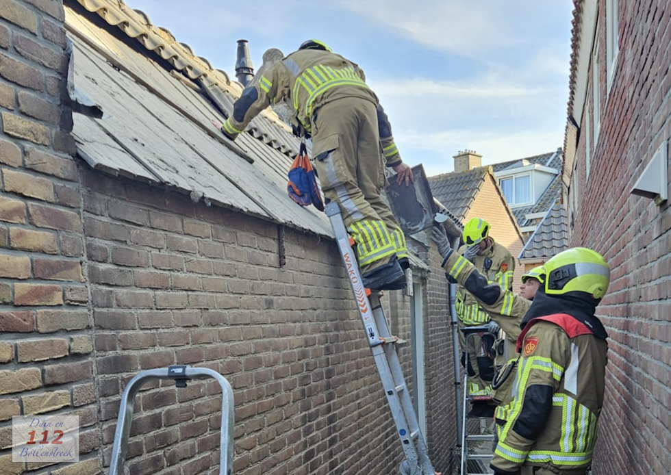 Veel schade nadat dak van schuur het begeeft in Katwijk, groot aantal dakpannen naar beneden